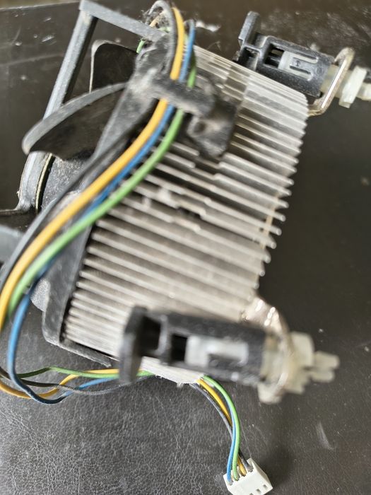 Zasilacz do komputera obudowa ATX chłodzenie karta graficzna 1gb ram DDR2