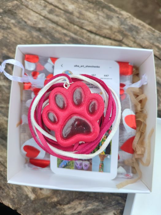 Тапа лапка чокер-підвіска на шию.