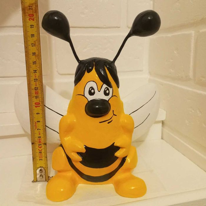 Как садовые фигуры " Пчёлка обычная "