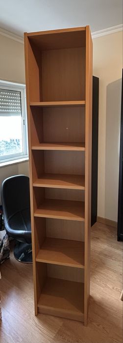 Estante castanha em bom estado