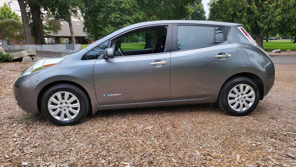 Nissan LEAF S      2015