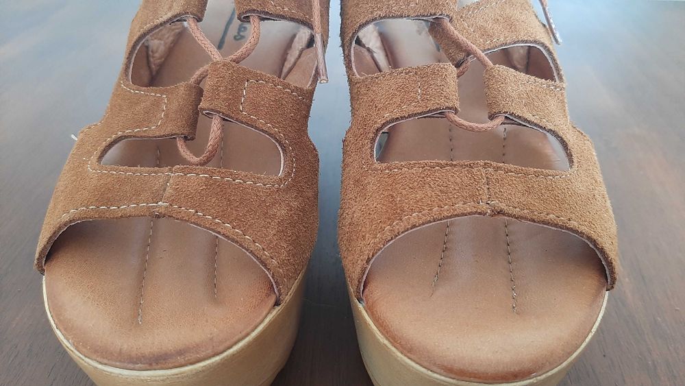 QUASE NOVAS Sandálias compensadas pele/camurça castanhas 36