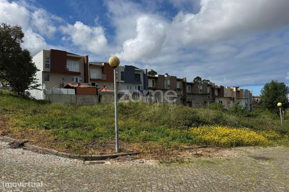 Lote de terreno, para construção de moradia, em Santa Maria de Lamas