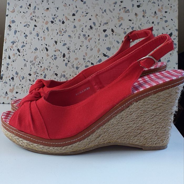 Czerwone sandałki na koturnie