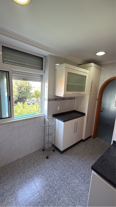 Quarto mobiliado na Moita ao pé da camara municipal auto carro na porta para Lisboa 35 minutos