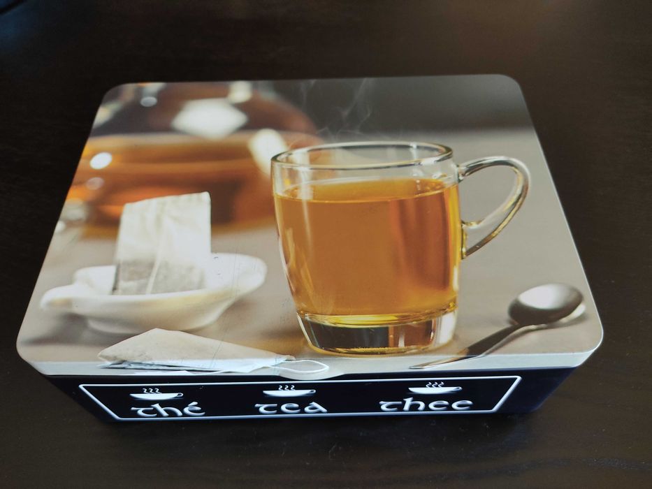 Caixa de metal para saquetas de chá