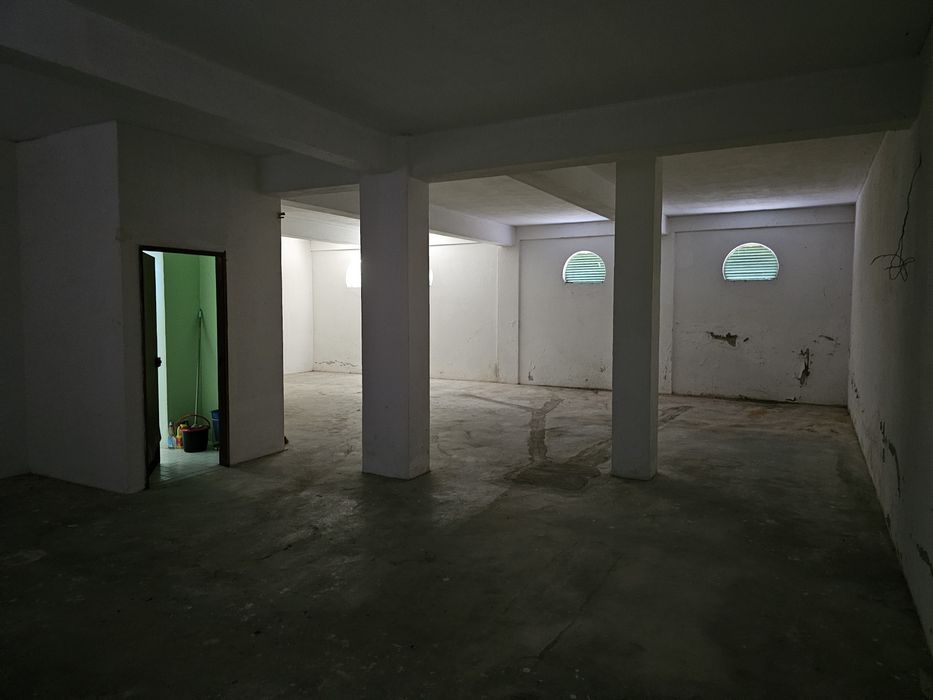 Cave com área de 141 m2