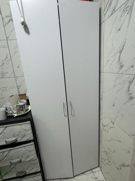 Шафа в прихожу білого кольору