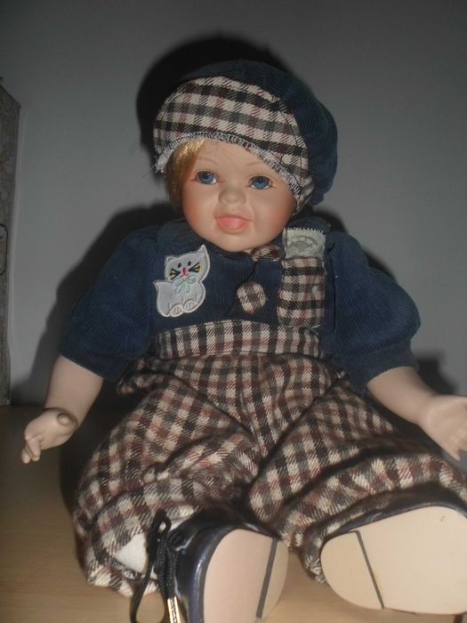 boneca menino com loiça em porcelana muito bonito