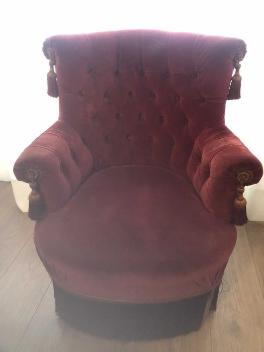 Cadeirão com capitones e em veludo