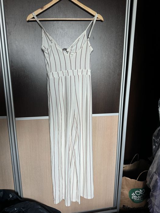 Kombinezon kremowy w brązowe paski M Bershka