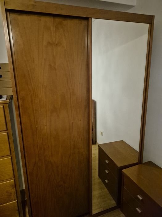 Quarto completo em madeira: Roupeiro, cama, secretária, estante e mesa de cabeceira