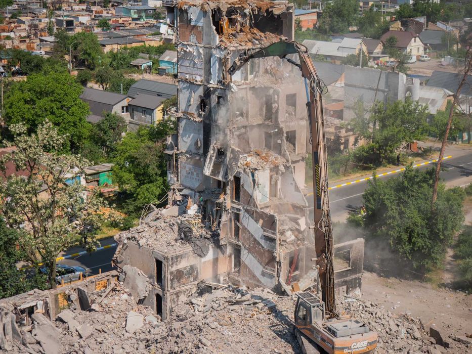 Знесення будівель. Ручний демонтаж будинків, труб, фундаменту, бетону