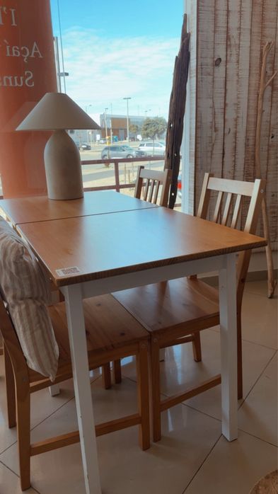 Duas mesas de dois com 4 cadeiras como novas