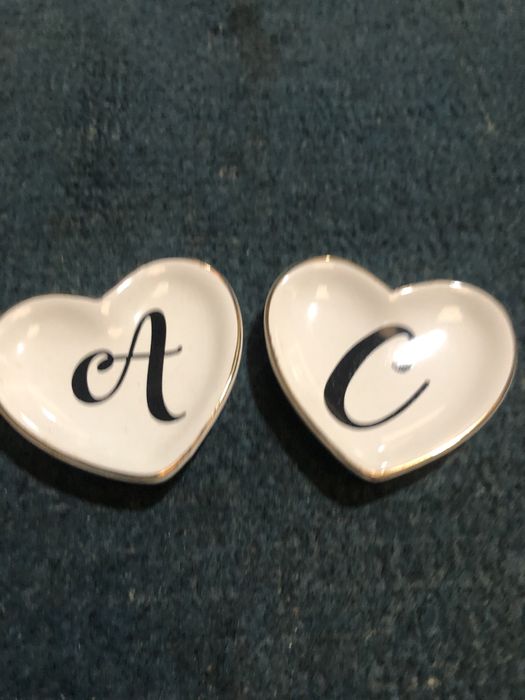 Dois pratos em loiça forma de coração com iniciais mais um inglês