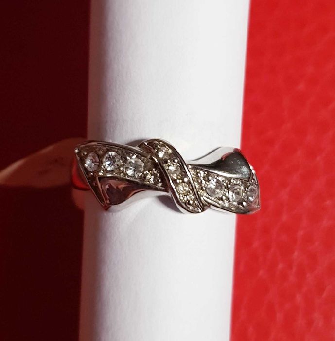 Elegancki Pierścionek KOKARDKA z  cyrkoniami  rozm.  16