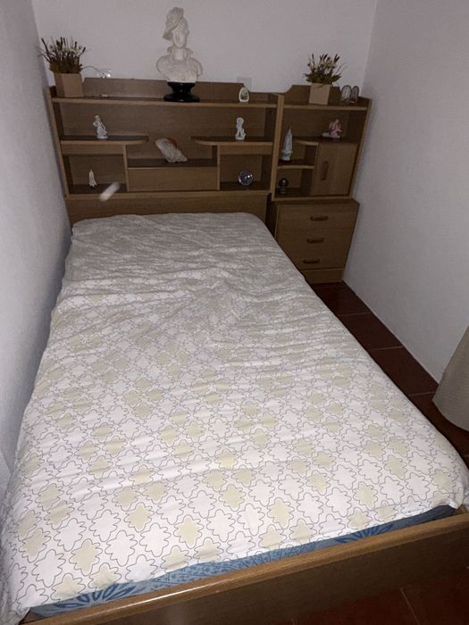 Cama de solteiro e cabeceira