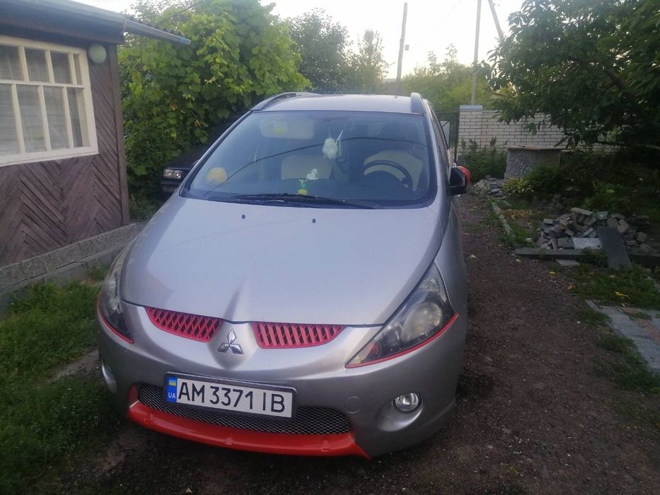 авто Міцубісі грандіс
