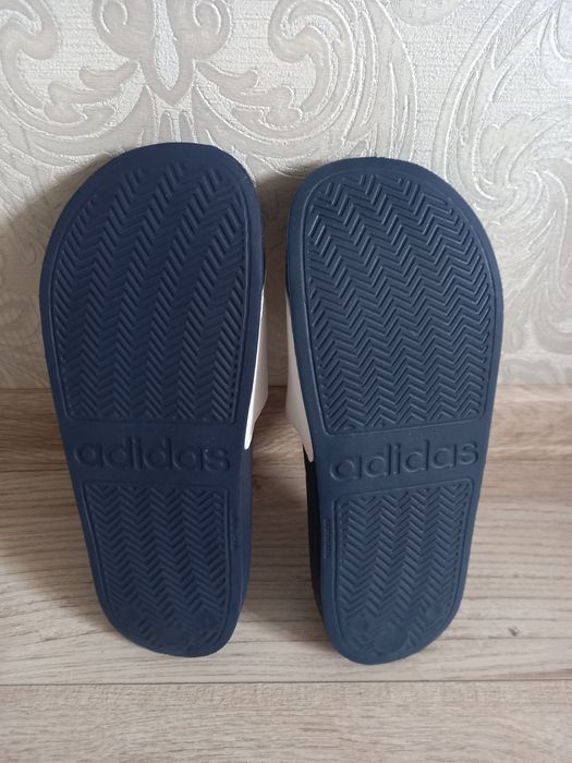 Продам шлепанцы Adidas
