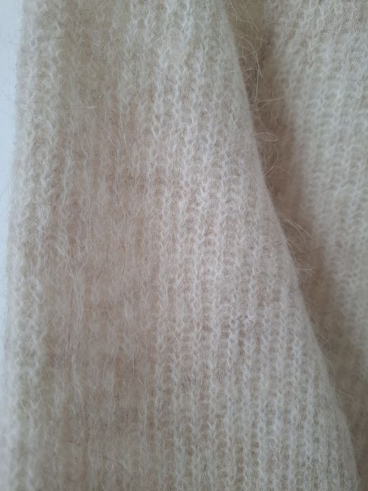 Beżowy wełniany puszysty sweter zara