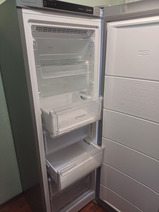 Морозильна камера Indesit DFZ 4150.1 срібна