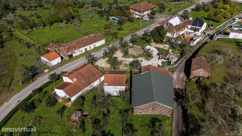 Casa Senhorial T4+2 com Terreno, Garagem para Várias Viaturas e Elevad