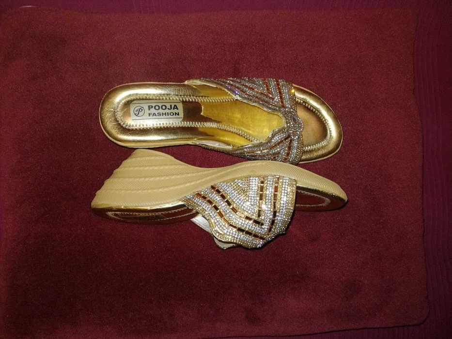 Złote klapki damskie na koturnie rozm.37