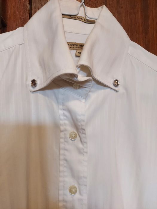 Camisa feminina da Sacoor branca com botões brilhantes