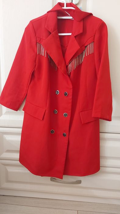 Плаття, піджак червоного кольору