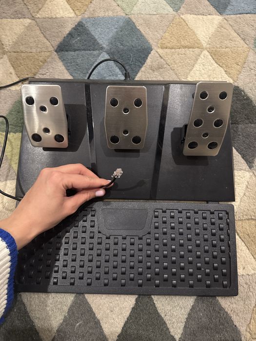 Продам игровой руль, педали и коробку передачь для  компьютера