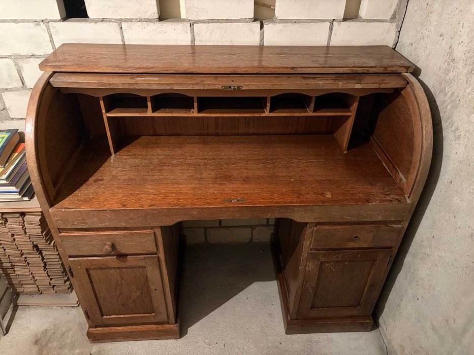 Drewniane biurko z roletą (sekretarzyk) – do odświeżenia