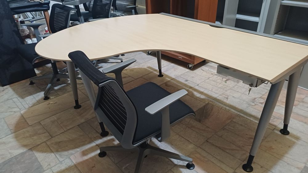 Conjunto de secretária e cadeira de escritório