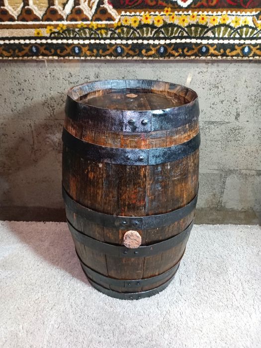 Barril/ pipo antigo em madeira. Intervenção de restauro.
Medidas 60/40cm diâmetro