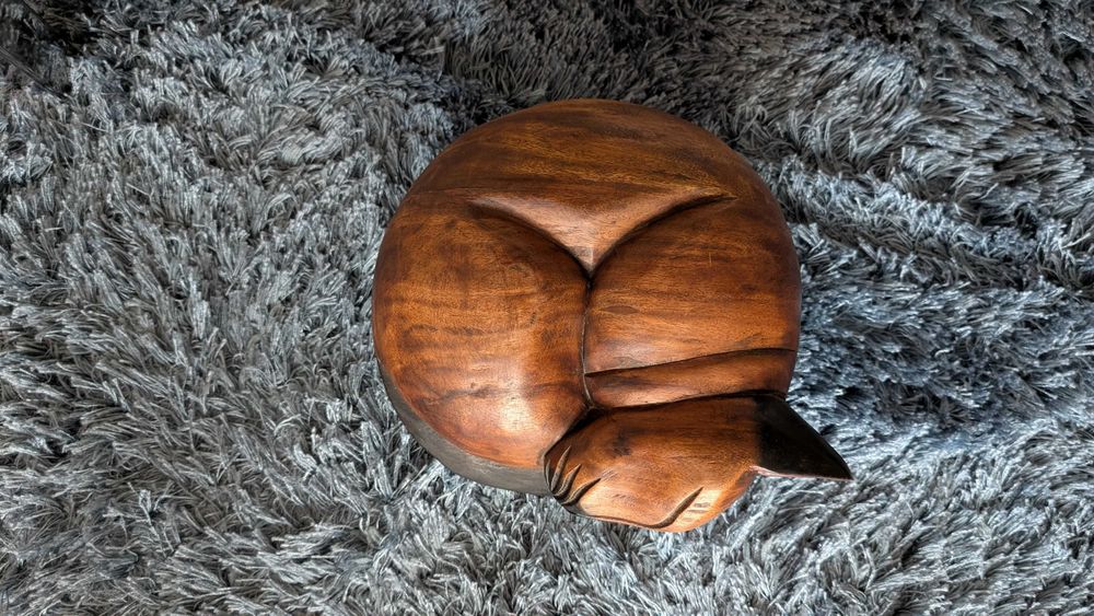 Gato de madeira a dormir