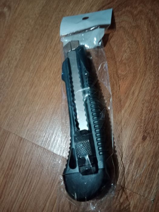 Nóż wysuwany do tapet warsztatowy
