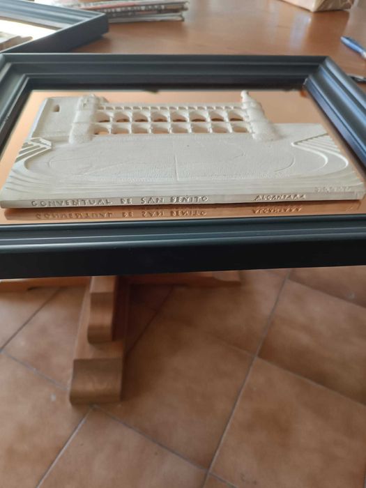 2 quadros em alto relevo com motivos em gesso