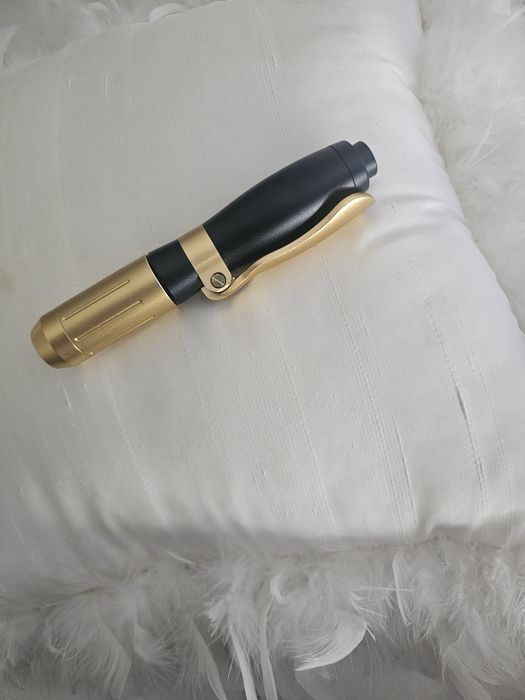 Caneta Pressurizada Hyaluron Pen (Preta e Dourada) – Pouco Usada