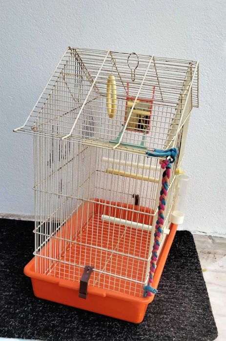 Gaiola com 55 cm altura para aves de porte médio