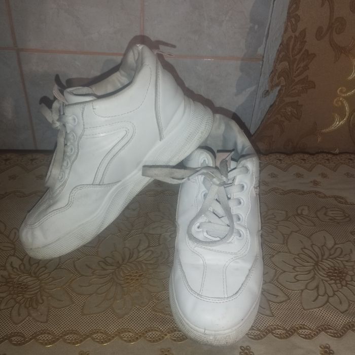 Продам кросівки  жіночі  39 розмір