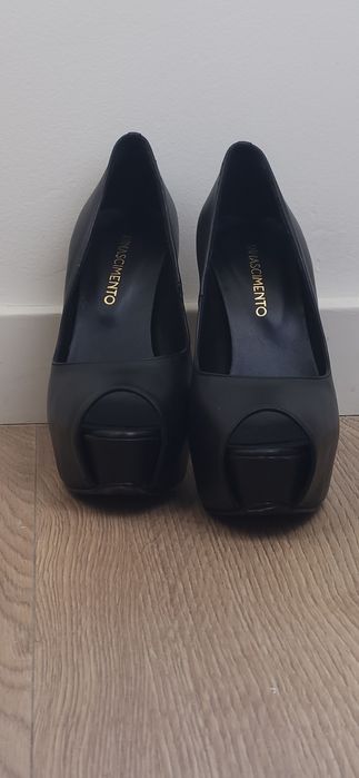 Sapatos altos novos