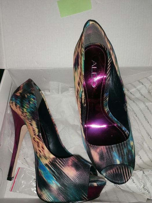 Sapatos estampados Aldo novos n35