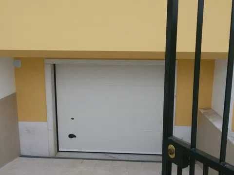 Garagem 80m2 com dois portões automáticos e comando