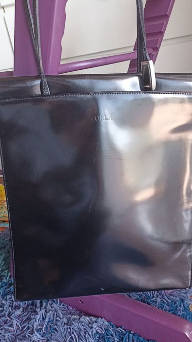 Mala Furla preta em pele envernizada vintage