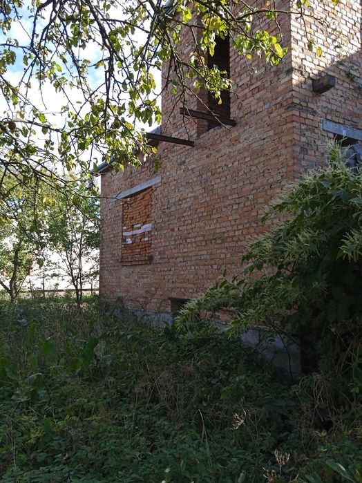 Будинок та земельна ділянка 0,5 га в дуже гарному місці близько Львова