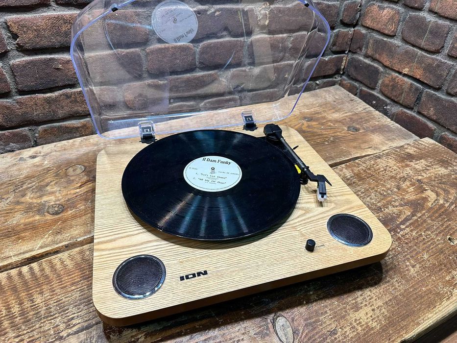 Gramofon ION z wbudowanymi głośnikami
