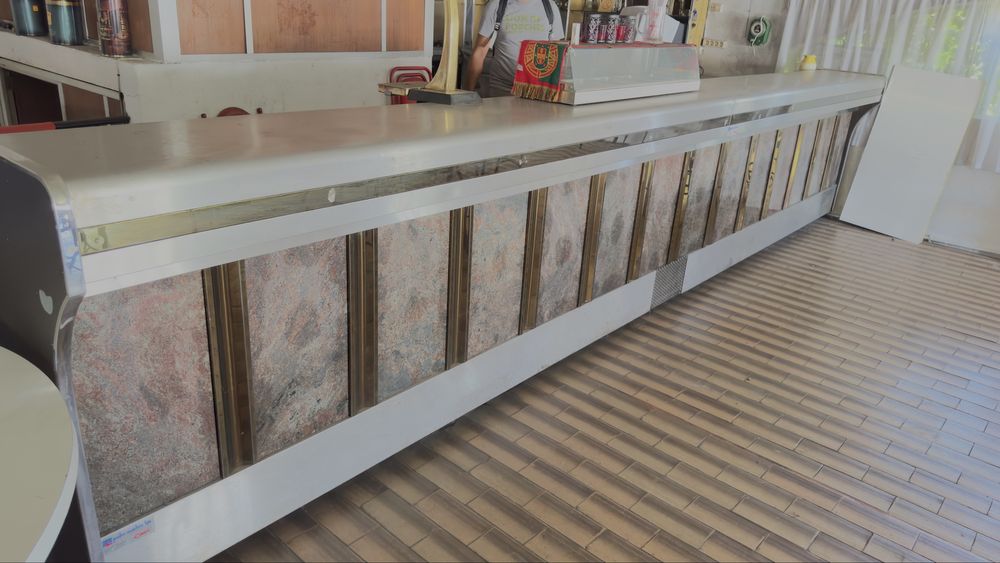 Balcao com barra para cerveja de marmore e ferro