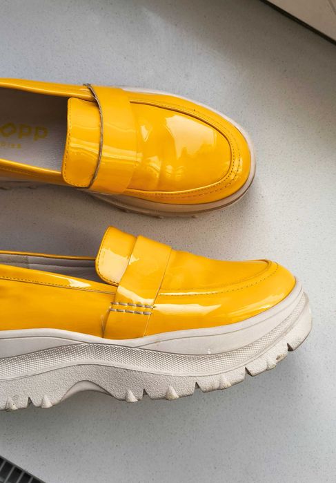 Żółte lakierowane loafersy platformy