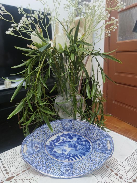 Travessa decorativa azul e branca com trabalho vazado e motivo orienta