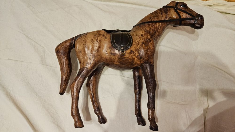 Figurka konia bez uszu