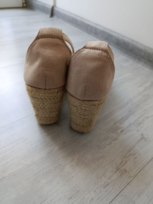 Buty na koturnie